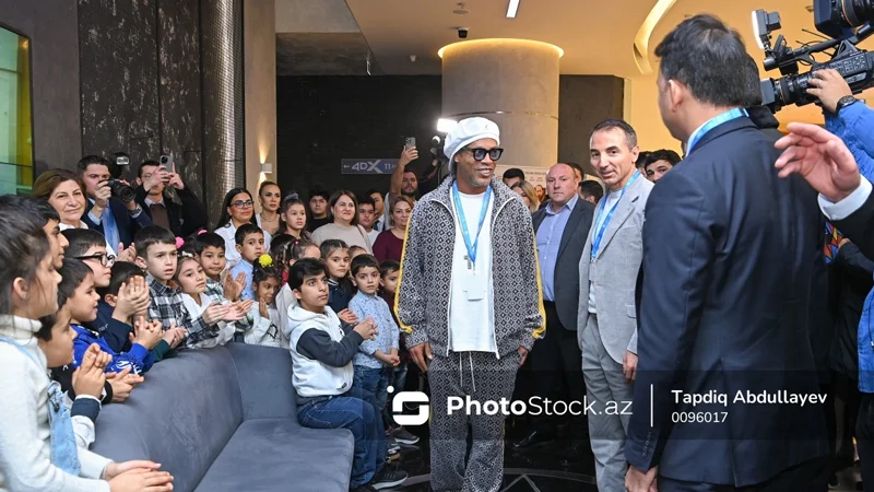 Ronaldinyo Dəniz Mallda xüsusi qayğıya ehtiyacı olan uşaqlarla görüşdü (FOTO/VİDEO)