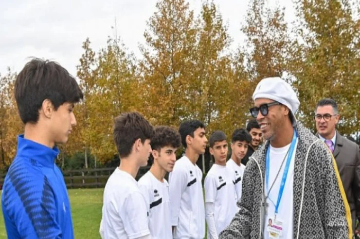 Ronaldinyo azərbaycanlı yeniyetmə futbolçularla görüşdü VİDEO