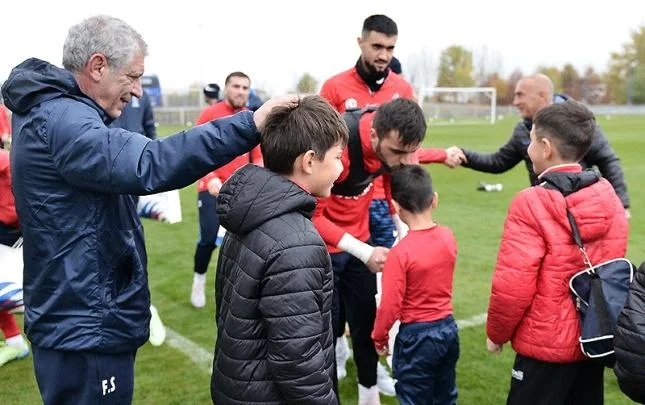 Millinin futbolçuları Qəbələdə yeniyetmələrlə görüşdülər Şəkillər