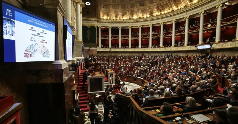 Парламент Франции заморозил пенсионную реформу Макрона