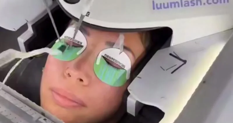 Видео робота по наращиванию ресниц набирает популярность в соцсетях ВИДЕО