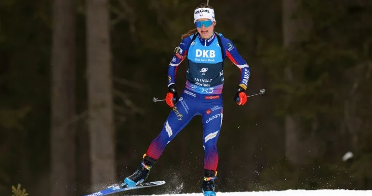 Fransa millisinin biatlonlonçusu komanda yoldaşının tüfənginin ayarlarını dəyişdirərkən ələ keçib