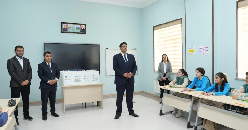 Naxçıvan Dövlət Universitetinin Beynəlxalq Kembric Məktəbinin müəllim və şagirdlərinə planşetlər təqdim olunub