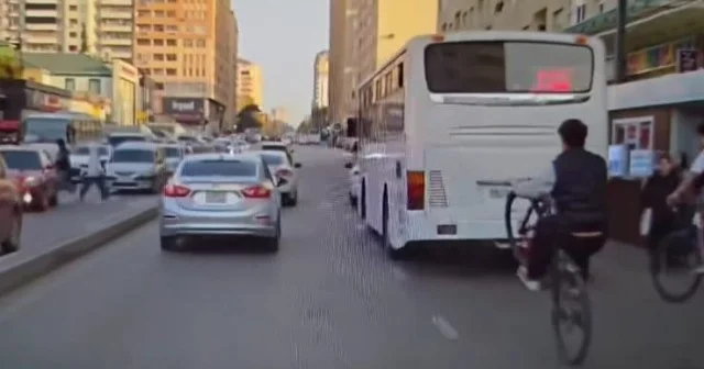 Velosipedi tək təkər üzərində sürüb, təhlükəli anlara səbəb oldu VİDEO