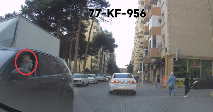 Azyaşlı uşağını sükan arxasına keçirən sürücü: Bunlar baş versə... VİDEO