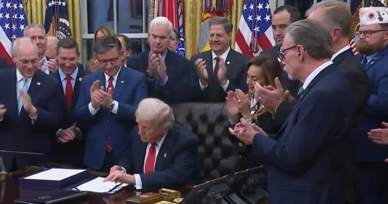 Tramp: Mənim imzamla federal hökumət normal fəaliyyətini bərpa edəcək