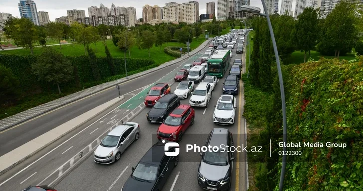 Несколько главных магистралей Баку парализованы пробками