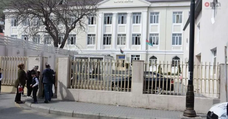 Məktəbdə ZORAKILIQ İDDİASI: "Oğlanın kəmərini çıxarıb..." VİDEO