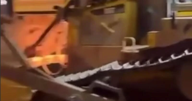 Неизвестный угнал 24 тонный бульдозер в Англии ВИДЕО