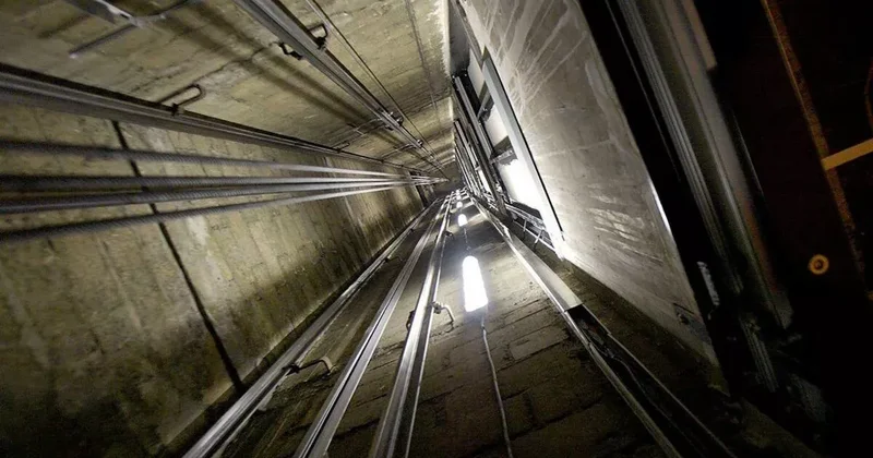 В Астане лифт рухнул на рабочих: есть погибший и пострадавшие