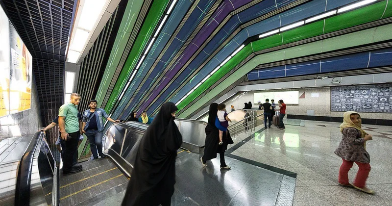 Tehran metrosunda etiraz: Pəhləvi sülaləsinin bayrağı dalğalandırıldı VİDEO