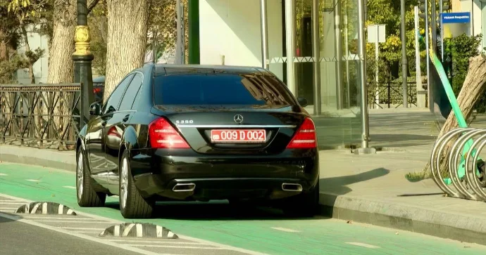 Səfirlik maşını bütün qaydaları pozdu Onlara cərimə yazılmır? FOTO