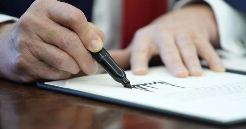 Tramp hökumətin bağlanmasına son qoyan qanunu imzaladı Gələn ay nə olacaq