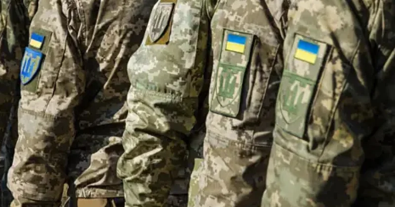 Молодых украинцев призвали служить родине, а не уезжать в Европу