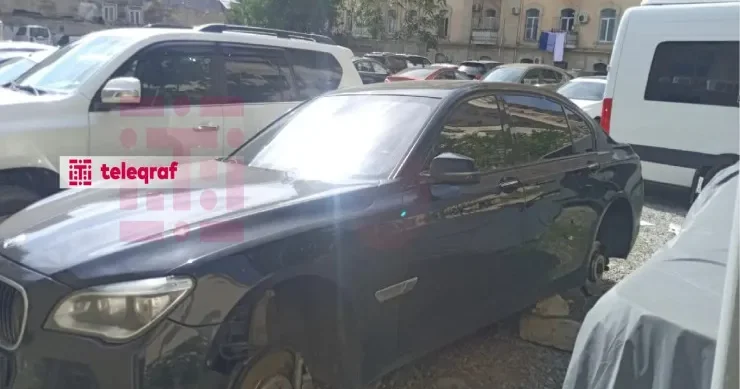 Nazim İbrahimovun qardaşının BMW si küçədə baxımsız qalıb FOTO