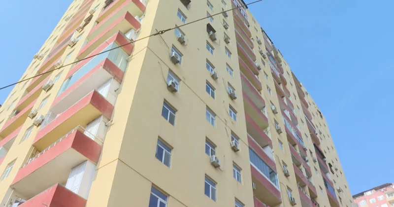 Liftdən qopan dəmir parçası gənc qıza xəsarət yetirib (VİDEO)