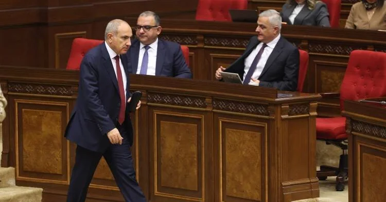 Paşinyan qəzəbləndi, zalı tərk etdi: Bu gün Ermənistan parlamentində nə baş verib?