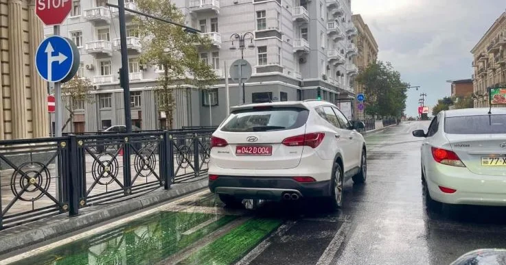 DİN Pakistan səfirliyinə məxsus avtomobilin KONKRET