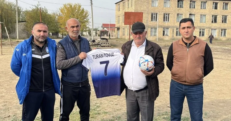 Turan Tovuz un məşqçiləri kənd məktəbinin qonağı oldular FOTOLAR