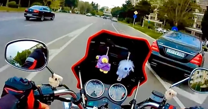 Prospektdə təhlükəli manevr edən sürücü motosikletçiyə qəza şəraiti yaratdı VİDEO
