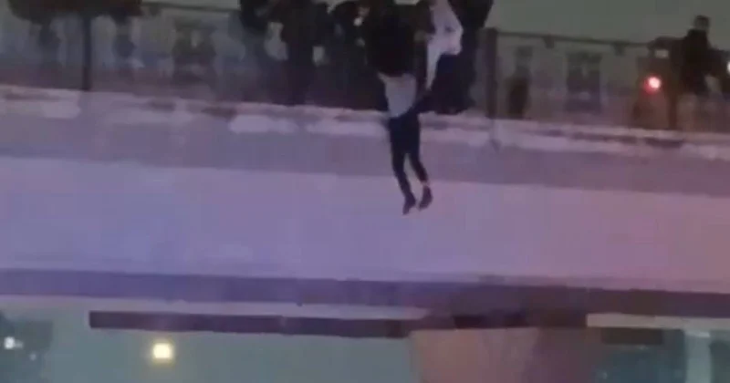 20 Yanvar körpüsündən özünü atmaq istəyən şəxs belə xilas edildi ANBAAN VİDEO