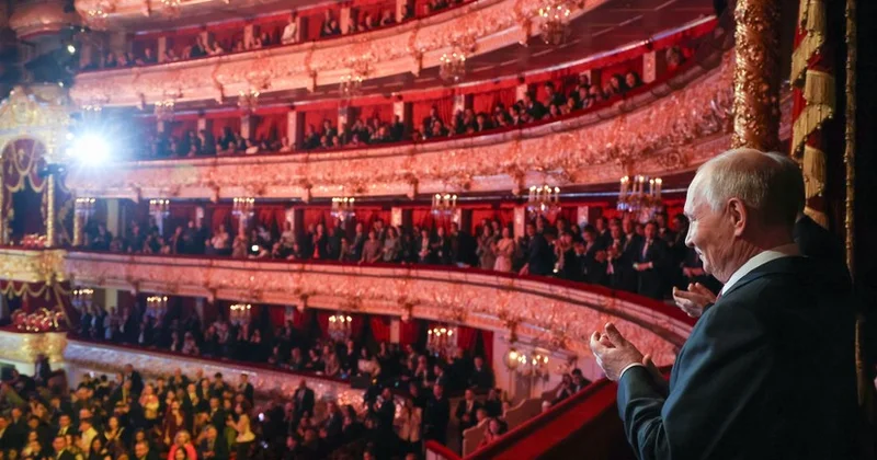 Putin qazax dilində danışaraq rəssamları “altın” yəni “qızıl” adlandırıb