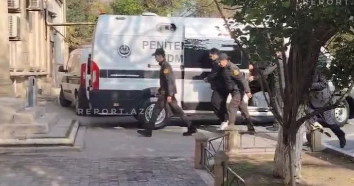 Снявшие неэтичные видео на Аллее шехидов в Баку иностранцы доставлены в суд