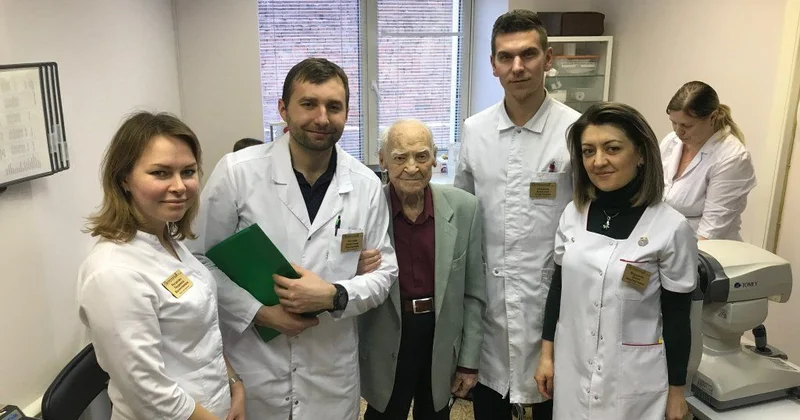 20 ildir kor olan 100 yaşlı xəstənin görməsi bərpa olundu