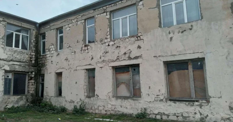 “400 ə yaxın qəzalı məktəb var” Nazir