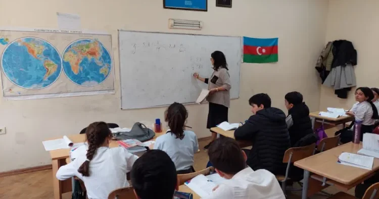 Məktəblərdə müəllimlər dildə barbarizmlərdən stifadə etməməlidirlər AÇIQLAMA