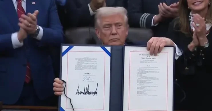 Tramp qanun layihəsini imzaladı ABŞ da şatdaun bitdi