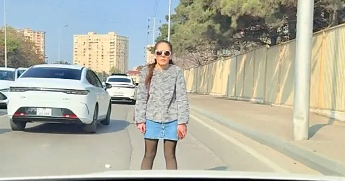 Binəqədidə təhlükəli anlar: Qadın piyada yolun ortasında donub qaldı VİDEO