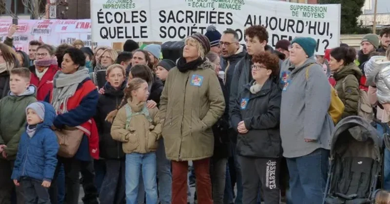 Brüssüldə 120 min müəllim hökumətin qənaət planına etiraz olaraq işə çıxmayıb