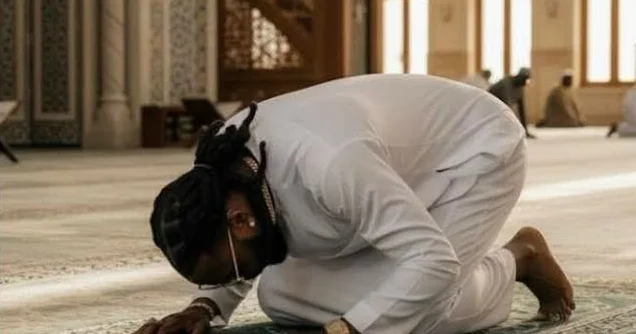Nigeriyalı müğənni, “Qremmi” mükafatı laureatı Burna Boy İslamı qəbul edib