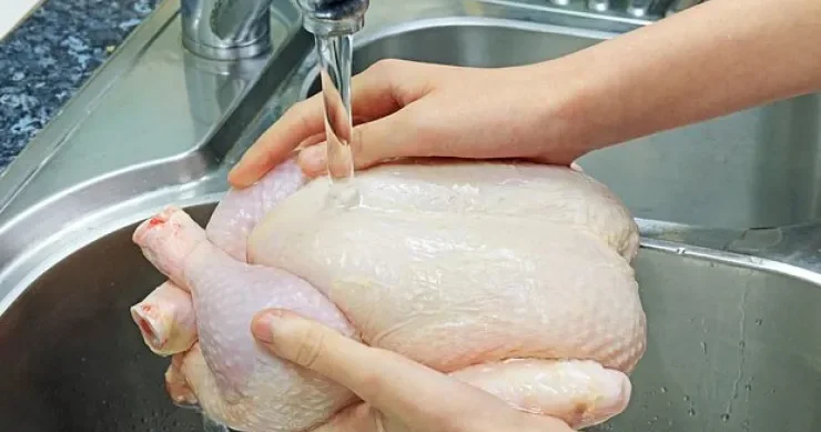 Çiy toyuğun yuyulması ölümcül TƏHLÜKƏLİDİR