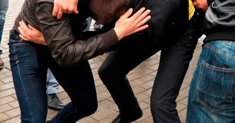 Qonşular qızı zorlayan narkomanı amansızcasına döydü