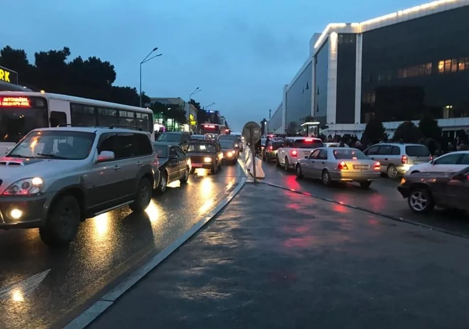 "Saatlarla yollarda qalırıq" Saray sakinləri narazıdır