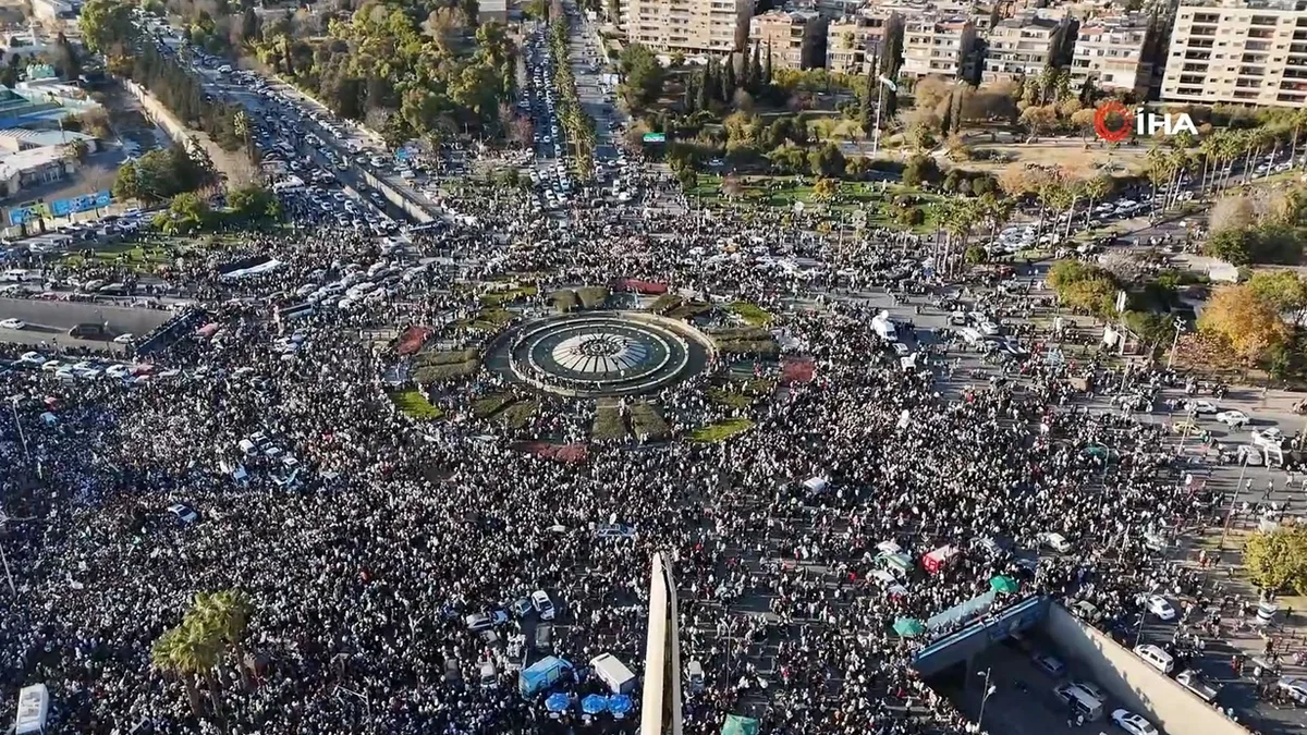 Minlərlə suriyalı Əməvilər meydanında: Əsədin devrilməsi belə qeyd olundu VİDEO