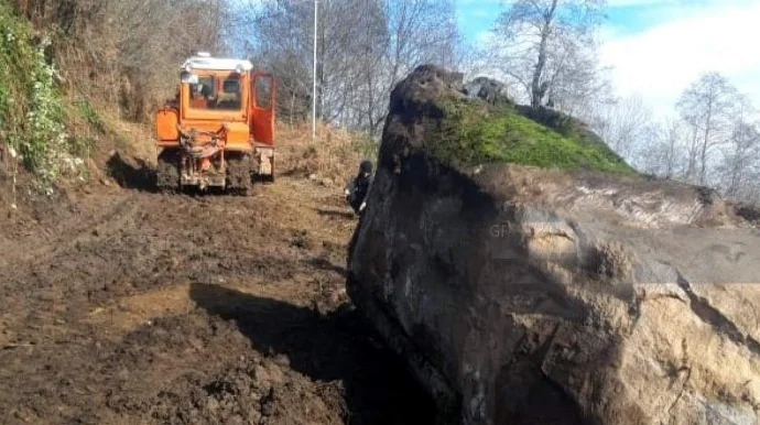 Lerikdə yolu düşən qaya parçası ƏRAZİDƏN GÖTÜRÜLÜB FOTO