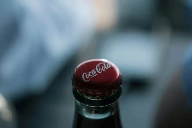 CocaCola da daxil olmaqla bəzi məşhur qida şirkətləri məhkəməyə verildi SƏBƏB