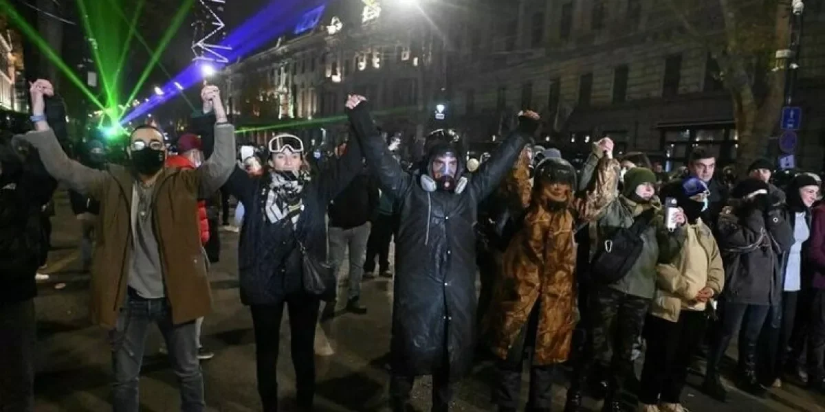 В Грузии митингующим запретили носить маски