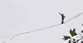 Nəfəs kəsən GÖRÜNTÜ: Qadın hündürlükdə ip üzərində… VİDEO