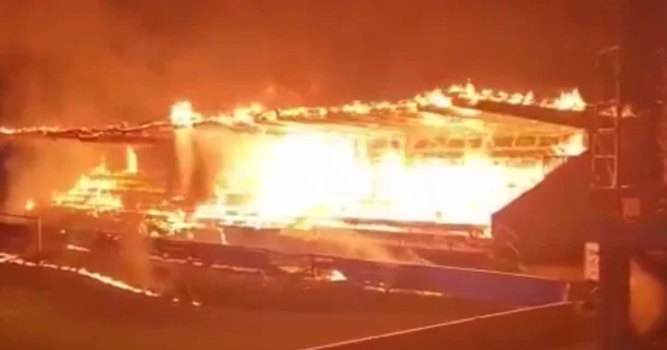 Bu ölkədə qəzəblənən azyaşlı azarkeşlər stadionu yandırdı FOTO