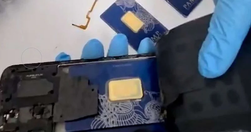 Bakıya gələrkən ayaqqablarından da, telefonundan da qızıl çıxdı Fotolar