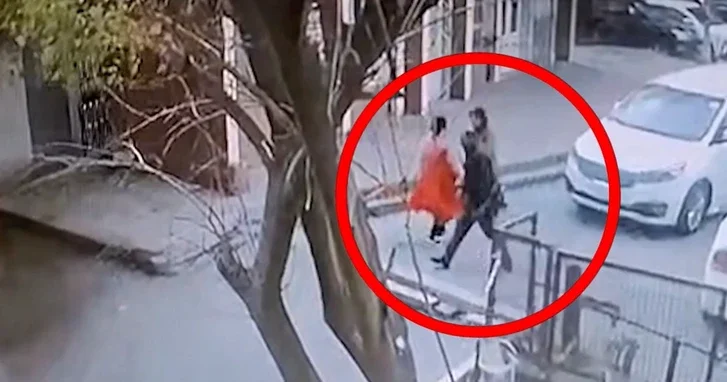 Нападение среди бела дня: вооруженный грабитель похитил золото у женщины в Баку