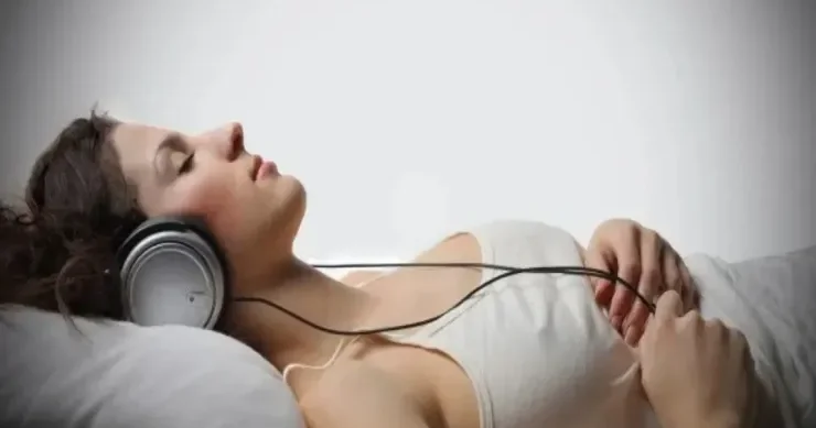 Musiqi dinləyərək yatmayın Alimlər XƏBƏRDARLIQ etdi