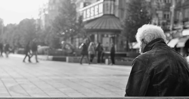 В Ереване дочь выгнала пожилого отца инвалида из дома: он уже пять дней ночует на улице