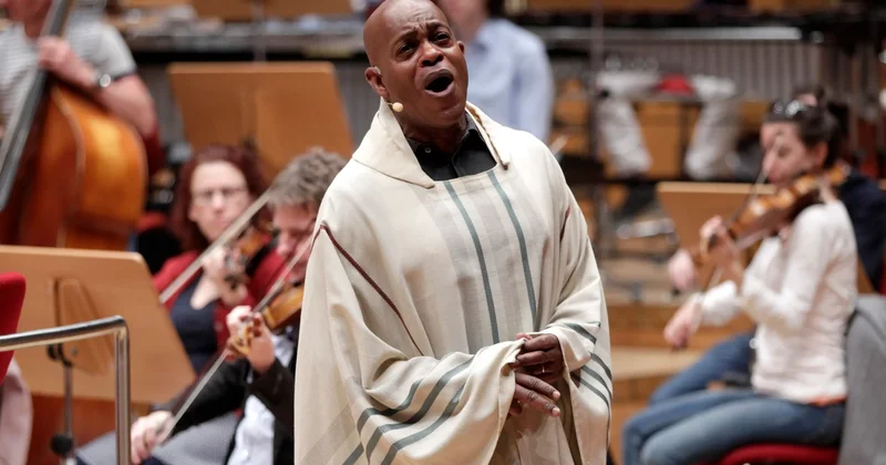 Известного оперного певца зарезал родной сын