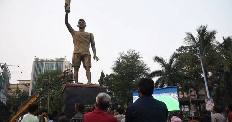 Месси доволен, зрители нет: фанаты разгромили стадион в Калькутте ВИДЕО