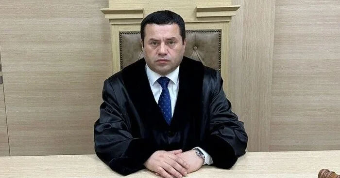 Hakim təqsirləndirilən şəxsin müdafiəçisi rolunda çıxış etdi...